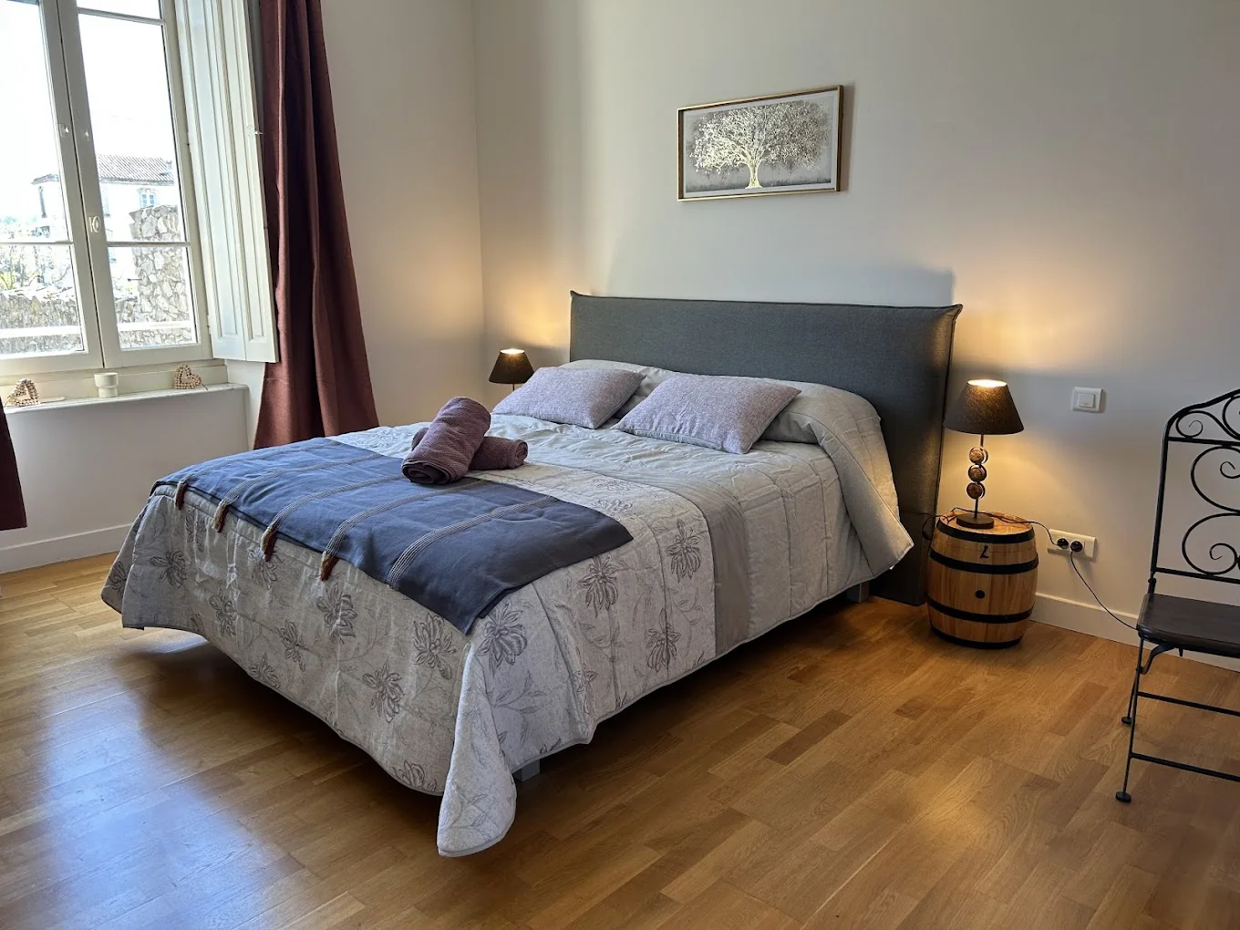 La chambre Vignes du Minervois avec son lit double et son parquet