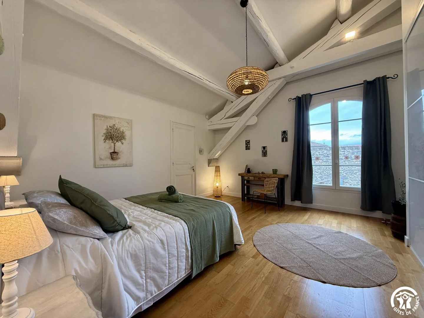 La chambre À l’Ombre de l’Olivier, ses poutres et ses tons verts