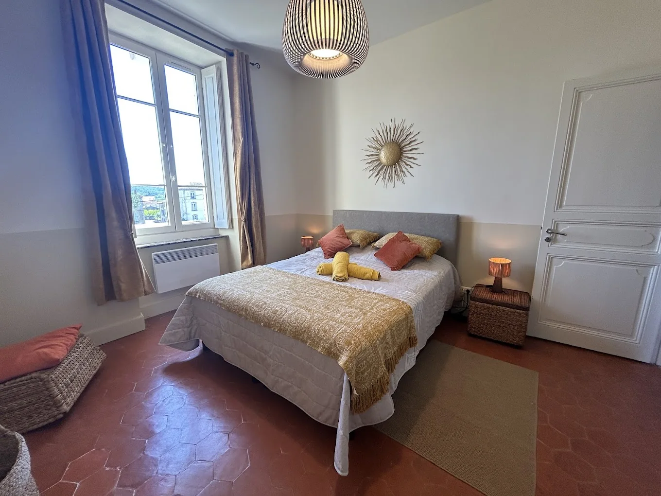 La chambre Soleil de l’Aude et son sol en tomettes