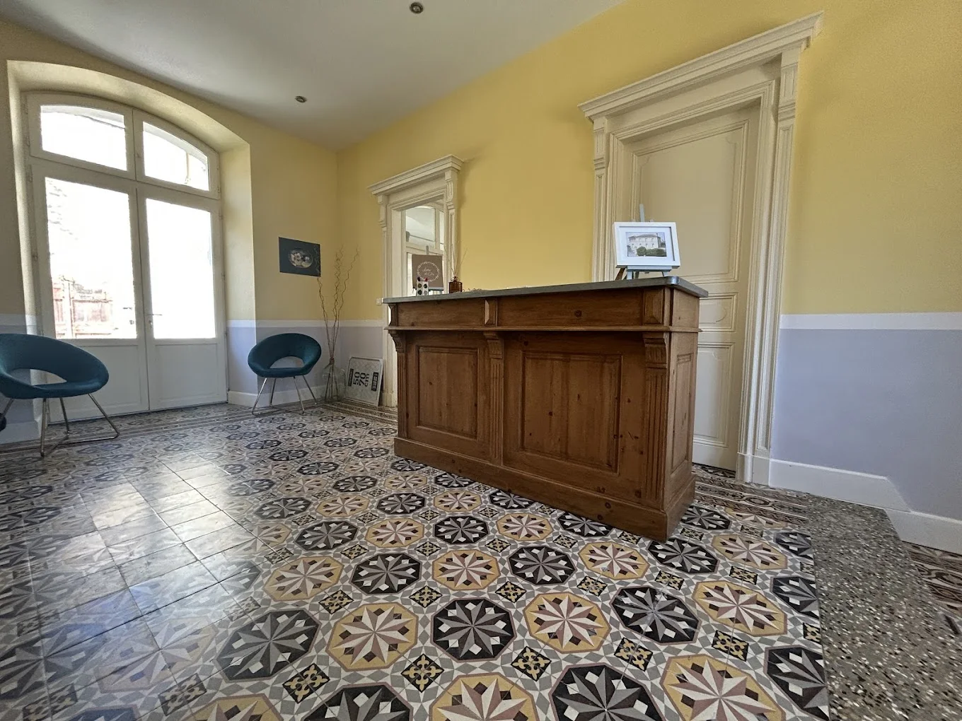 L’accueil de la maison et son sol en carreaux de ciment