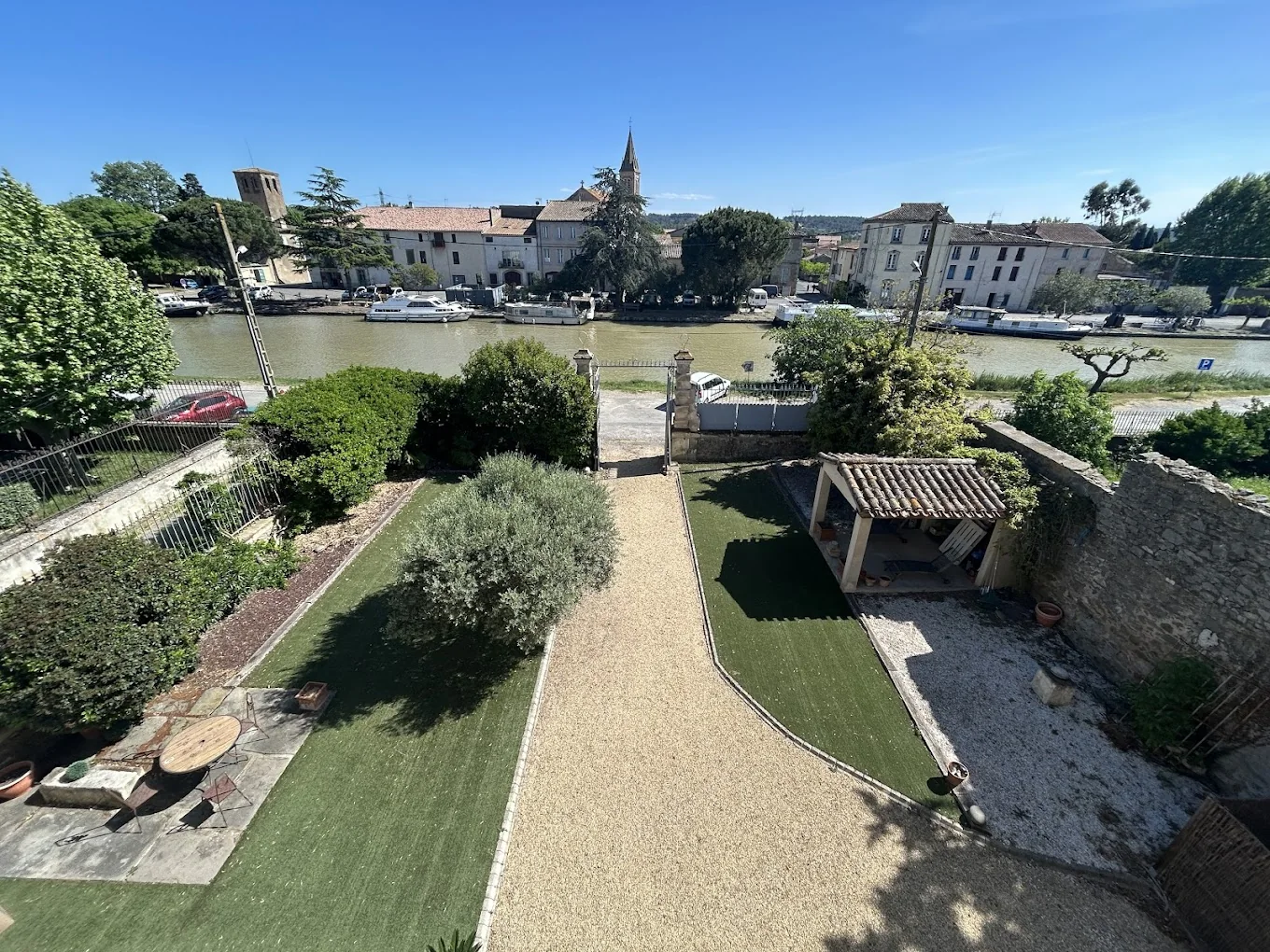 Le jardin de La Belle Éclusière ouvert vers le Canal du Midi