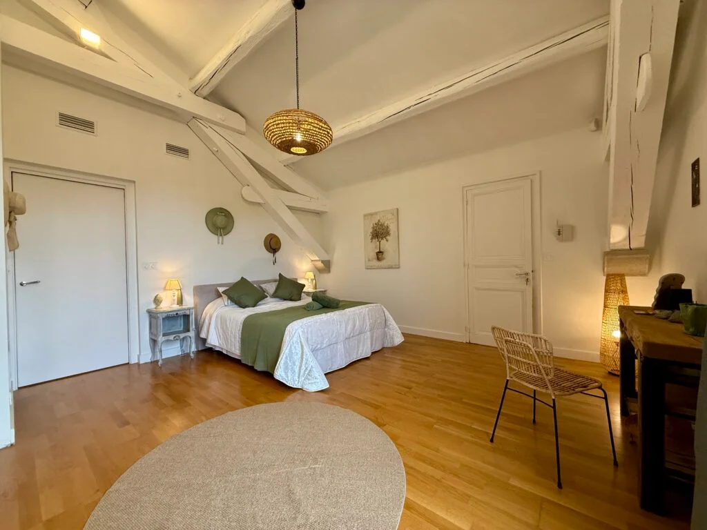 Vue large de la chambre À l’Ombre de l’Olivier