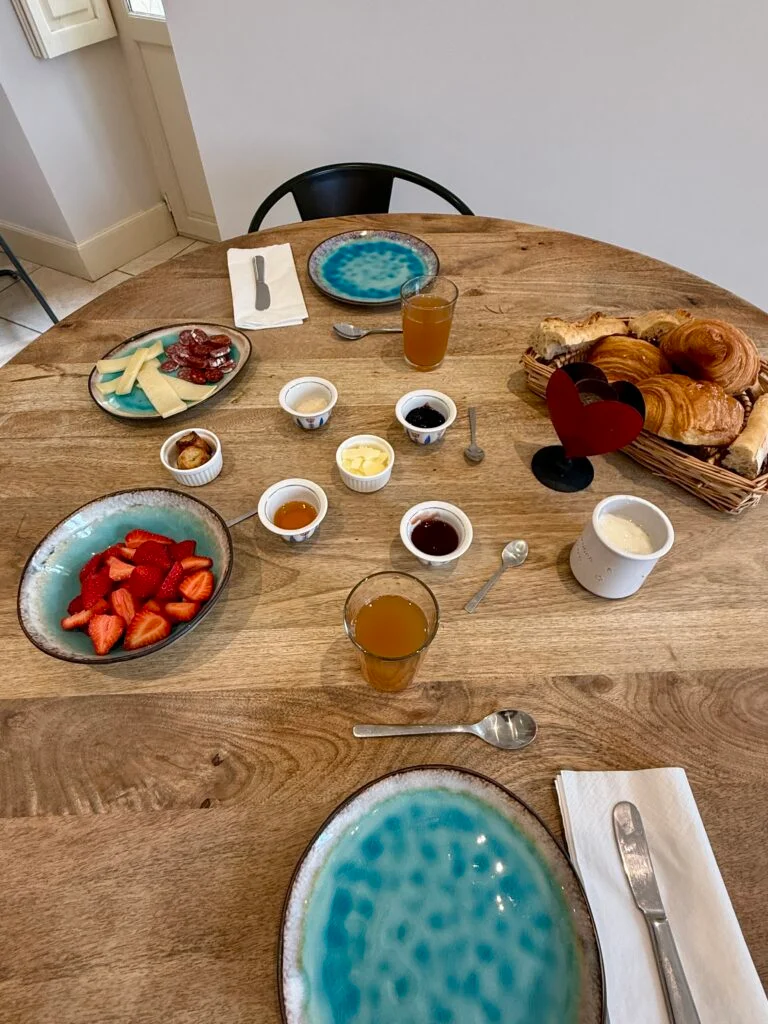 Petit-déjeuner dressé sur la table de la maison