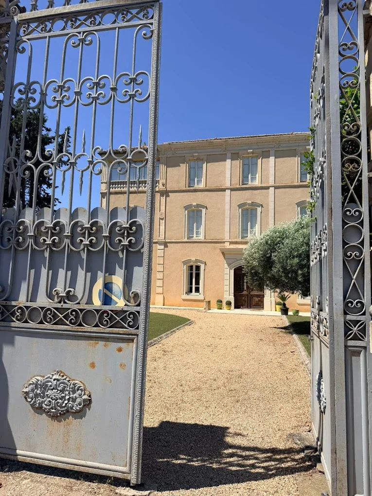 La maison aperçue depuis le portail du jardin