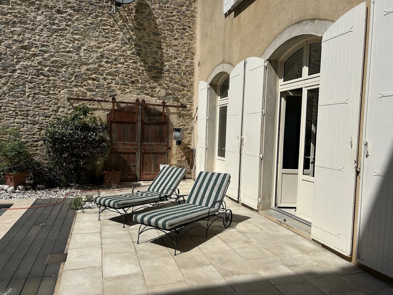 Les transats sur la terrasse près de la piscine