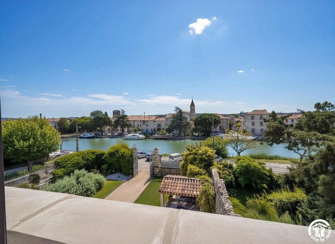 Vue sur le Canal du Midi et le village de Homps